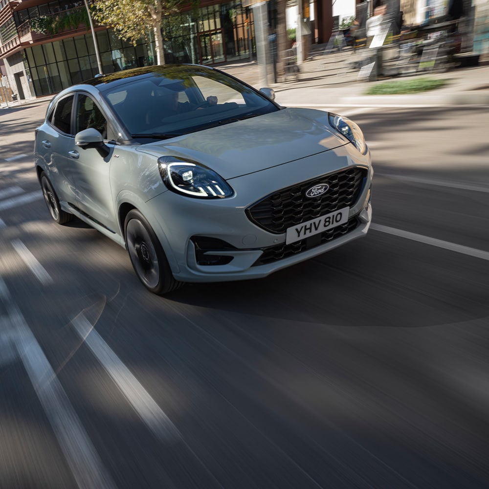 Ford Eu PUMA MCA ST Line licht grijs schuinvoorkant aan het rijden