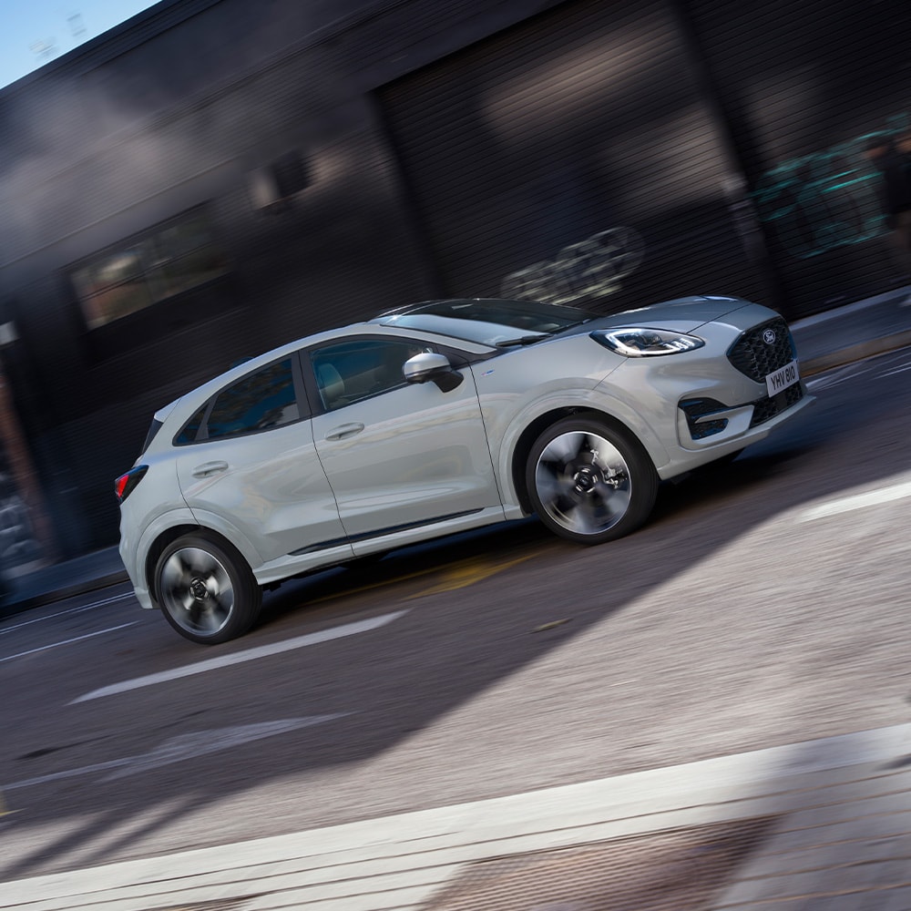 Ford Eu PUMA MCA ST Line wit zijkant aan het rijden
