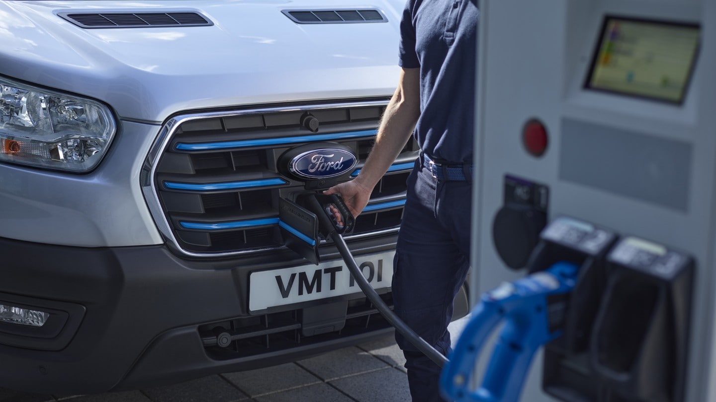 Ford E Transit Opladen Aan De Voorkant
