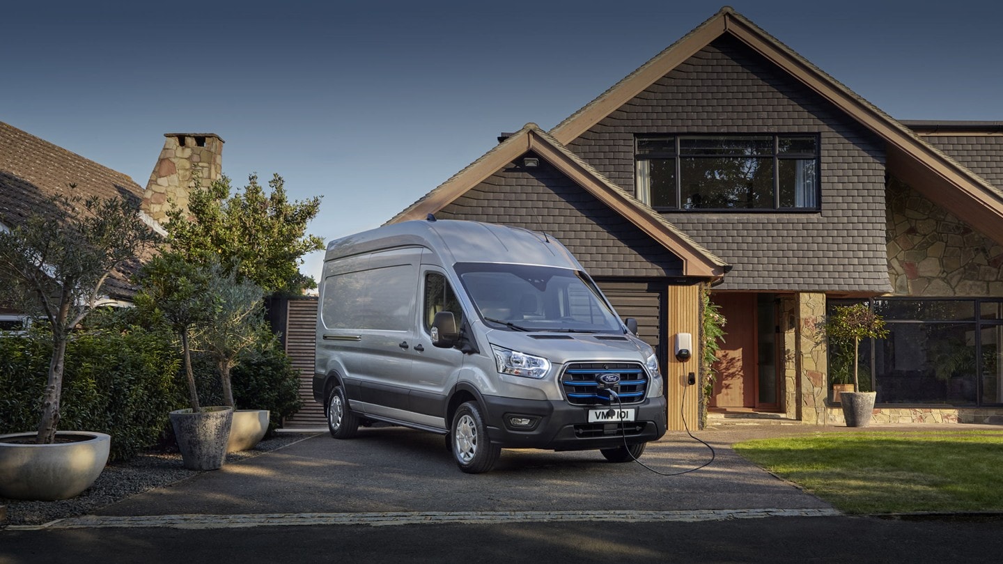 Ford E Transit Thuis Aan Het Opladen