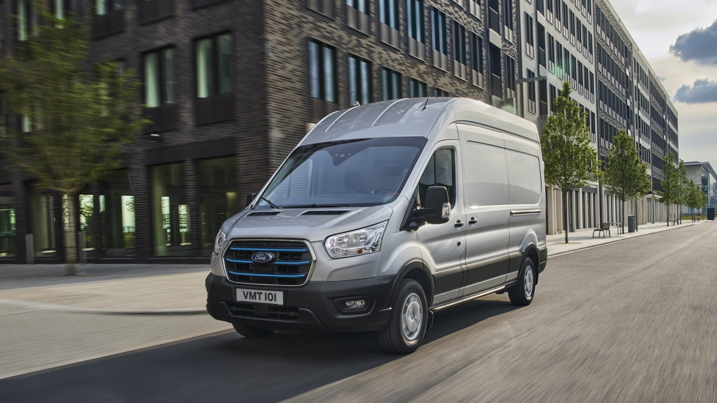 Ford E Transit Rijdend Langs Gebouwen
